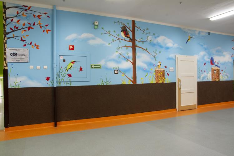 dekoracja-szkolnego-korytarza-malowidlo-lesne-prac-1