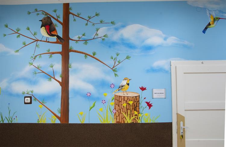 dekoracja-szkolnego-korytarza-malowidlo-lesne-prac-2