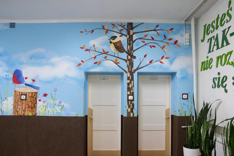 dekoracja-szkolnego-korytarza-malowidlo-lesne-prac-3