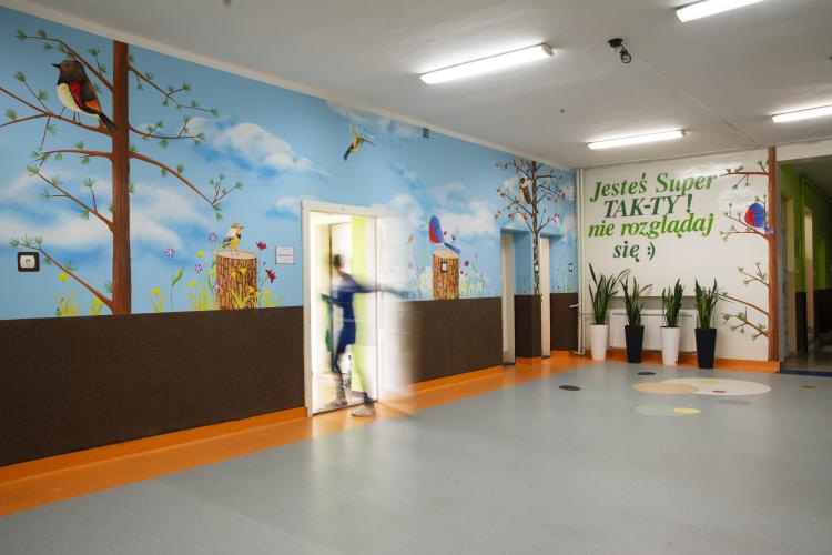 dekoracja-szkolnego-korytarza-malowidlo-lesne-prac-5