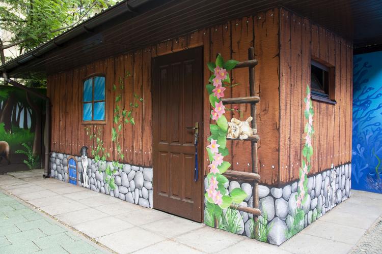 domek-malowany-ciekawa-dekoracja-fasady-przedszkola